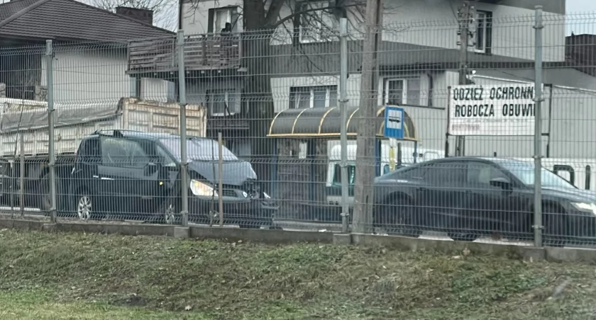 Kolizja na ul. Warszawskiej w Łukowie: Renault Espace i Audi zderzyły się blisko stadionu