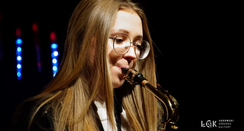 Świąteczny koncert instrumentalny w Łukowskim Ośrodku Kultury – młodzi artyści zachwycili publiczność