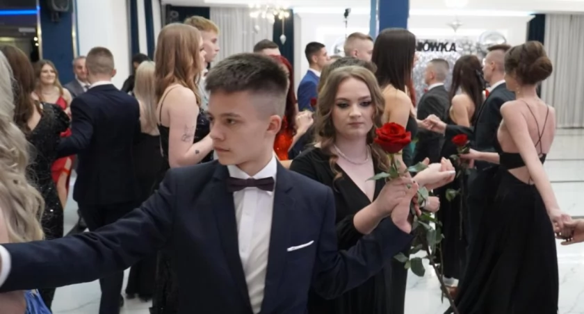 Polonez w wykonaniu uczniów Zespołu Szkol w Radoryżu (Długie Nagranie) 
