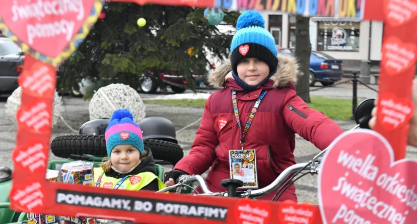 Fiinał Wielkiej Orkiestry Świątecznej Pomocy w Łukowie. Motoweterani grają na Placu Solidarności i Wolności (ZDJĘCIA).