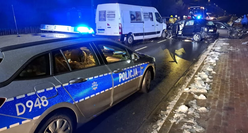 CZOŁOWE ZDERZENIE BUSA I OSOBÓWEK. ZOBACZ NOWE FAKTY! 