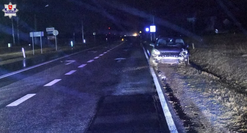 Nocny rajd pijanego 60-lata. Skosił kilka znaków i rozbił auto 