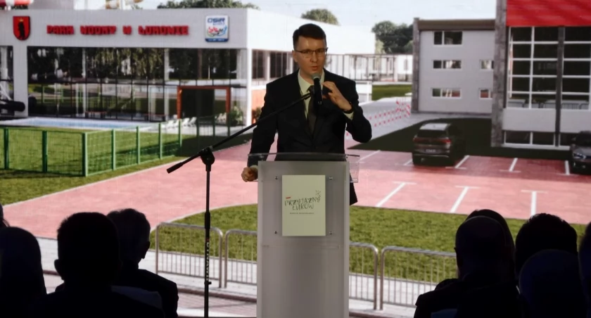 Bartłomiej Bryk prezentuje wizję nowego obiektu sportowego dla Łukowa. Stadion i hala! 