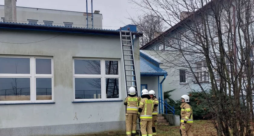 Silny wiatr  w Mysłowie: Strażacy ratują szkołę przed zniszczeniem