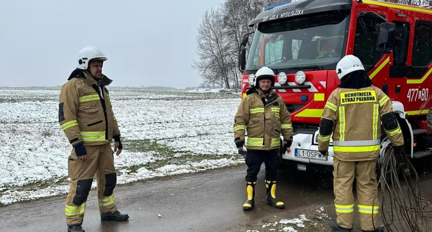 Karetka ugrzęzła w drodze po chorego. Pomogli strażacy! 