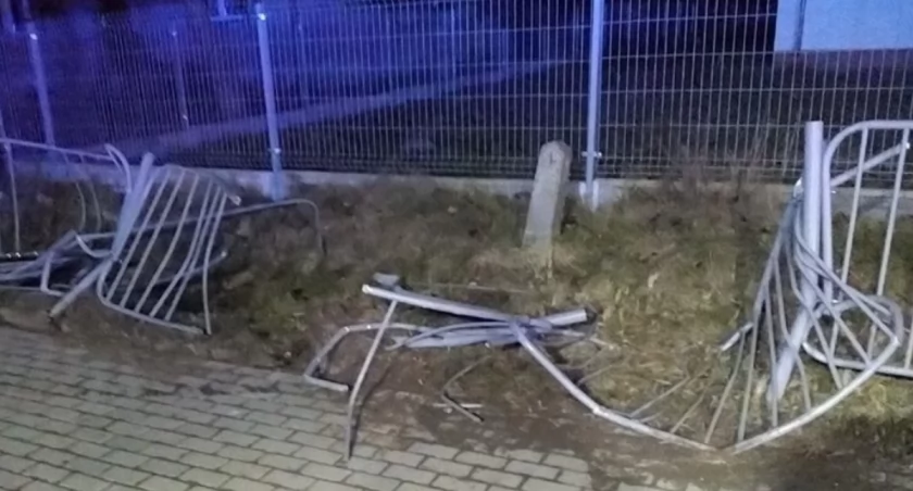 Kierowca osobówki uderzył w barierki 