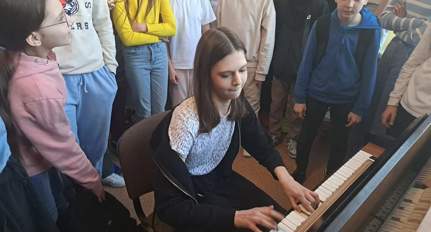 Pianino w Łukowskiej Jedynce! Instrument ustawiony na korytarzu robi furorę  (FOTO)