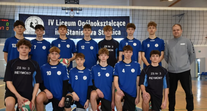 Zespół Szkół nr 3 w Łukowie - sukcesy w zawodach siatkarskich 2024: mistrzowie powiatu Łukowskiego  