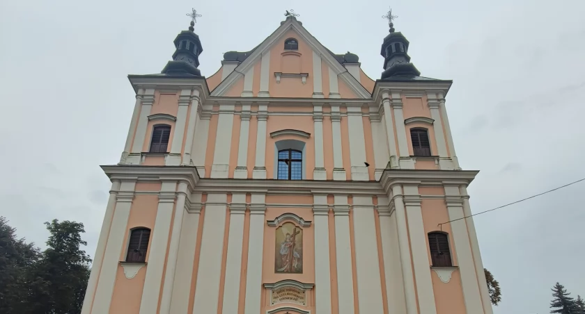 Niebezpiecznie w Kościele Podwyższenia Krzyża. Interweniowali strażacy  