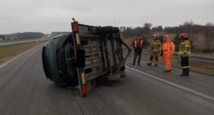 Zderzenie Mercedesem z lawetą na S-17 w Rykach - kilkugodzinne utrudnienia