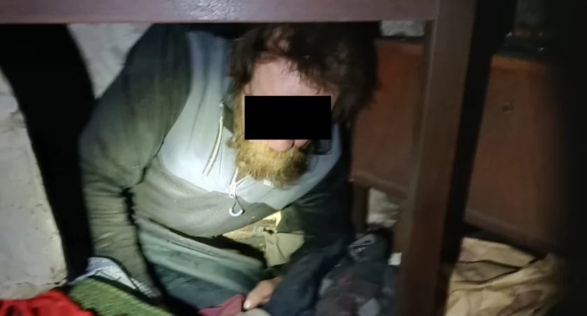 60-latek ukrywał się przed policją pod stołem! 