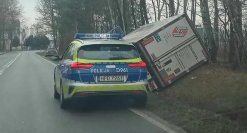 Lukow: Ciężarówka w rowie. Co się stało na ul. Świderskiej? 