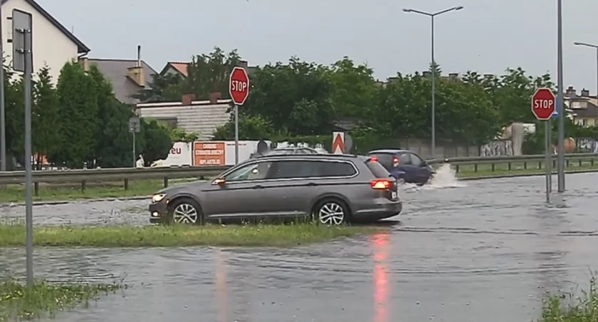 Koniec zalewania na ulicy Żelechowskiej?  ZDP znalazł rozwiązanie i czeka na efekty! 