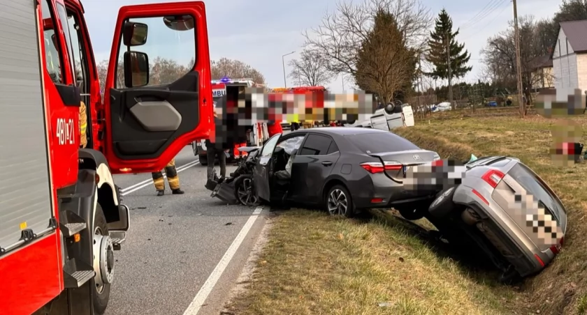 Zderzenie trzech samochodów. 5 osób rannych! Policja ustala okoliczności