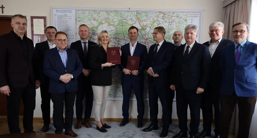 Krzywda! Droga w Okrzei czeka na remont! Jest juz umowa! 