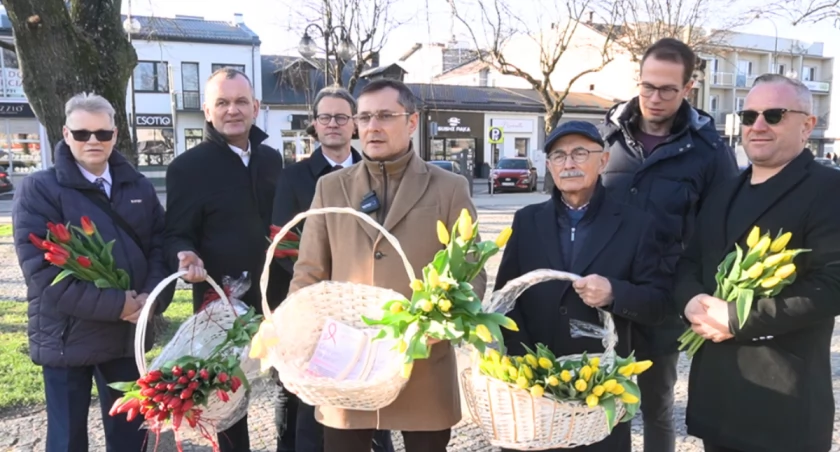 Łuków: Przemysław Wereszczyński obdarował Panie tulipanami. Zachęcał do badan profilaktycznych (WIDEO) 