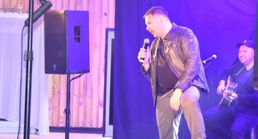 Krzywda: Tomasz Karolak na Dzień Kobiet! (FOTO) 