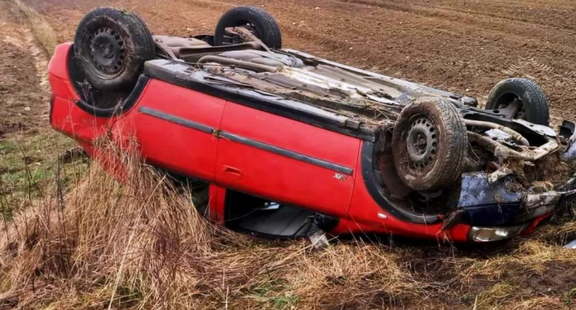 Tragiczny wypadek drogowy w Okrzei: samochód osobowy i rowerzysta zderzyli się na drodze