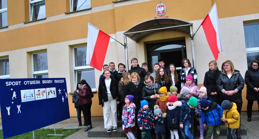 Uroczyste otwarcie nowego boiska Szkoły Podstawowej w Oszczepalinie Drugim