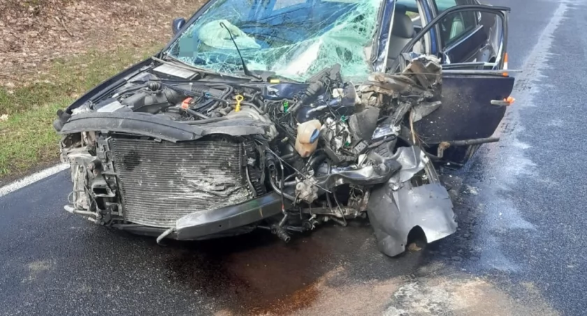 Wypadek drogowy na drodze wojewódzkiej. Zderzenie VW - Citroena. Ranni kierowcy i pasażerowie!
