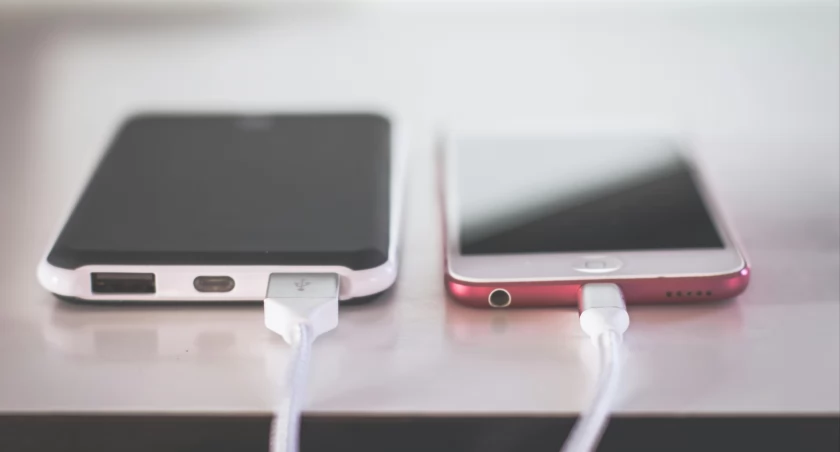 Czym charakteryzuje się szybka ładowarka do Iphone`a? Wszystko, co musisz o niej wiedzieć