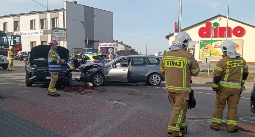 Wypadek na 807 w Staninie. Droga zablokowana. Zderzenie przy DINO 