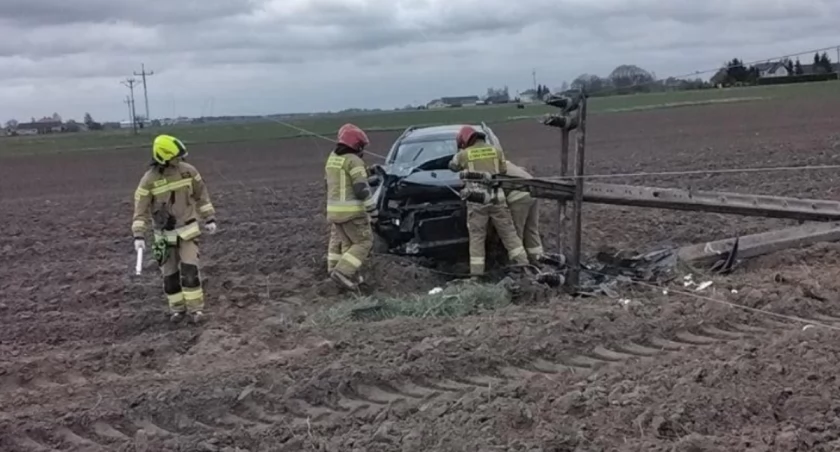 Samochód osobowy uderzył w słup i wylądował na polu (FOTO) 