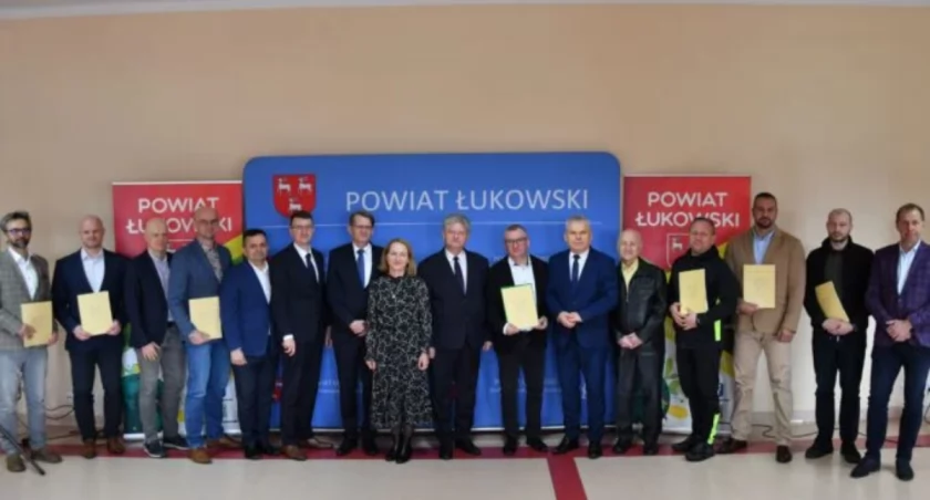 Powiat Łukowski Inwestuje w Kulturę Fizyczną, Sport i Tradycje Lokalne: Podpisanie Umów Dotacyjnych z Organizacjami Pozarządowymi
