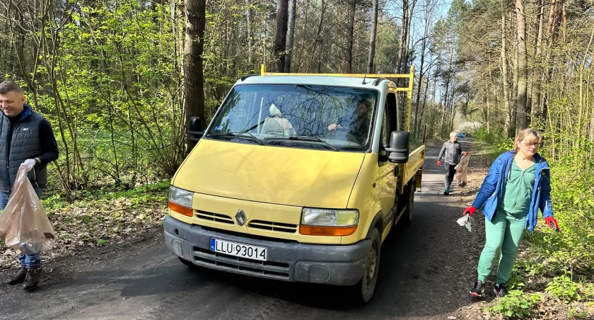 Łuków: Biegacze z grupy Dzikie Borsuki sprzątają las. Dajcie im duże brawa! 