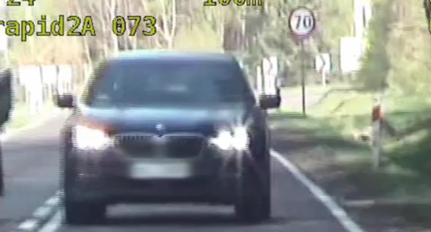 Tragiczna sytuacja na DK63 w Białej: Kierowca BMW uniknął czołowego zderzenia z radiowozem (WIDEO)