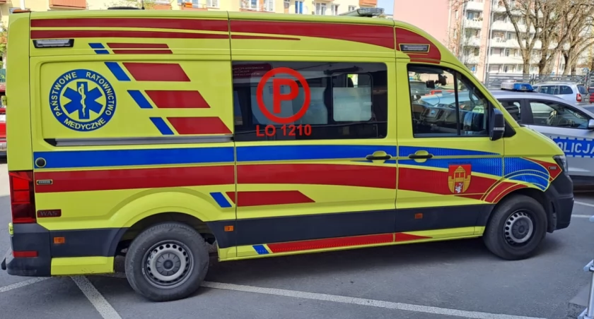 40-latek aresztowany za znieważenie i groźby wobec ratowników. Pogryzł materac a karetce 