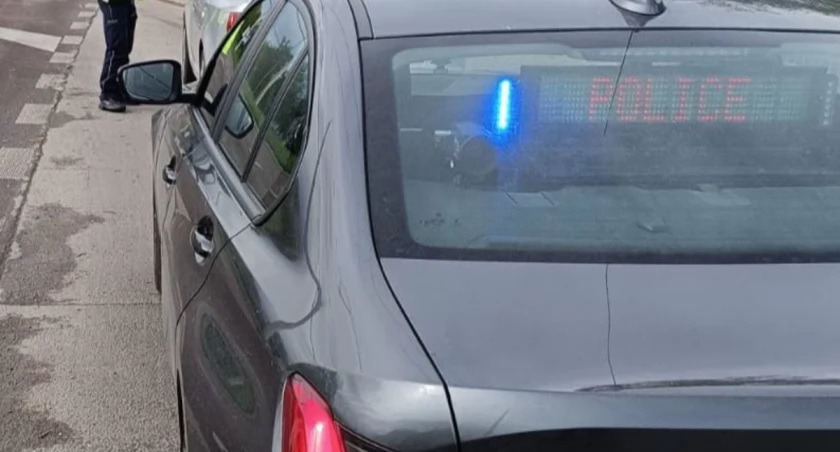  Tragedia na drodze: W Świdrach samochód uderzył w drzewo! Co z kierowcą?