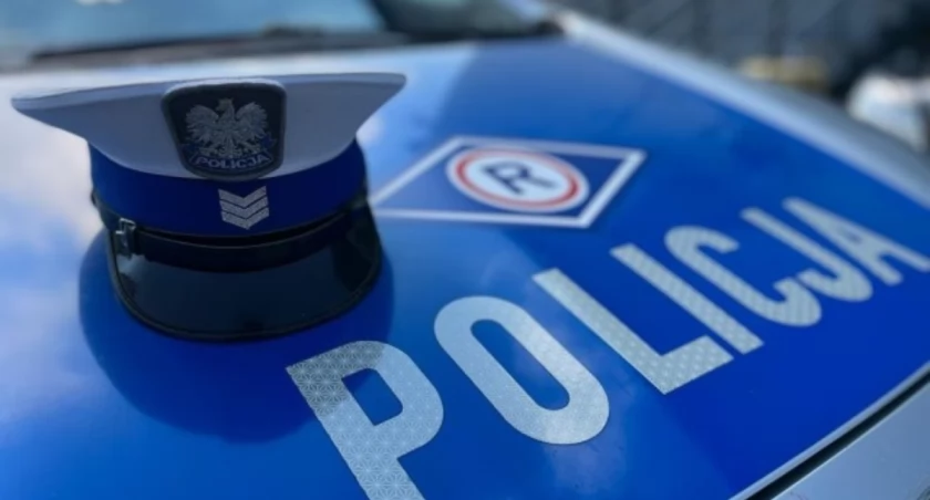 3-LATEK W PIŻAMCE BIEGŁ ZA PSEM. ZAUWAŻYŁA GO IDĄCA DO PRACY POLICJANTKA I ZABRAŁA NA KOMENDĘ