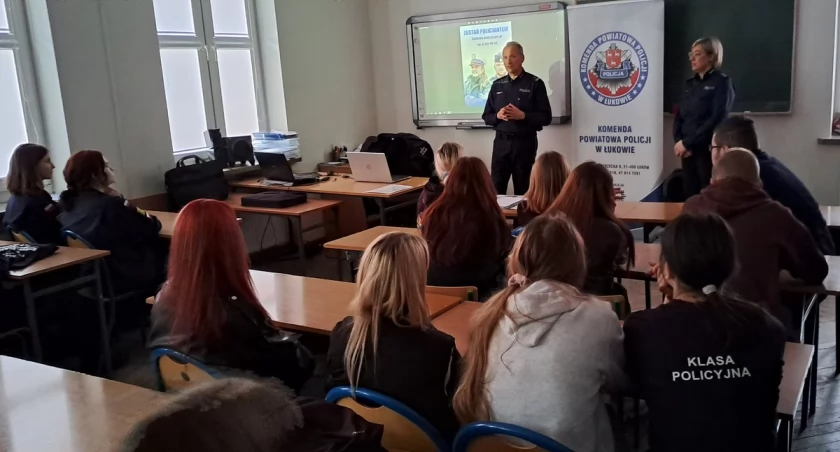 Dylematy młodych: studia, praca czy Policja? Maturzyści z Radoryża Smolanego o wyborze ścieżki życiowej - spotkanie z policją.