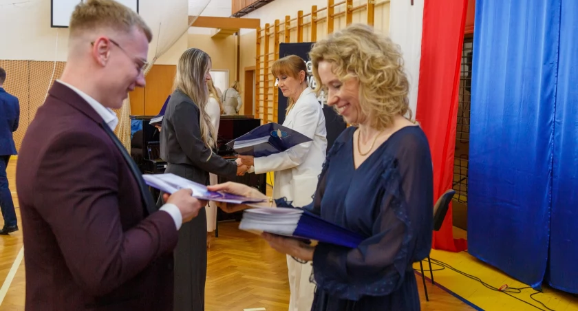 Uczniowie IV LO im. Jana Pawła II w Łukowie pożegnali się ze szkołą w uroczystej akademii