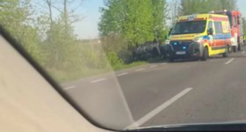 Dachowanie na trasie Stanin - Krzywda.  Kobieta z Polo trafiła do szpitala