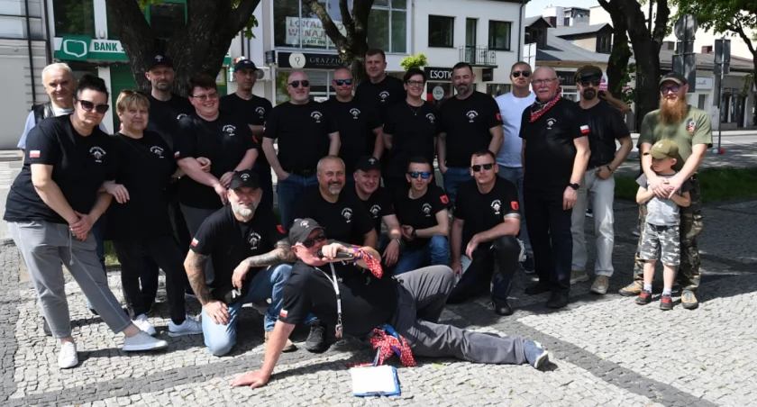 Motoweterani Łuków obchodzą 233. rocznicę Konstytucji 3 Maja (GALERIA) 