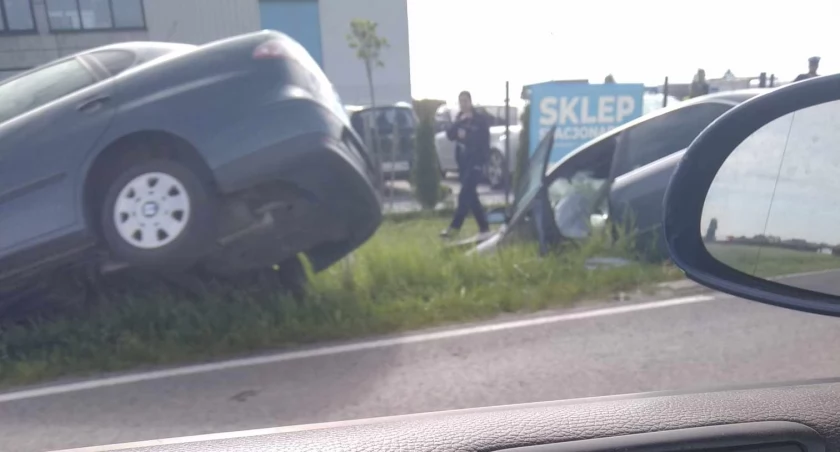 Kolizja na drodze wojewódzkiej 808 w Świdrach pod Łukowem 