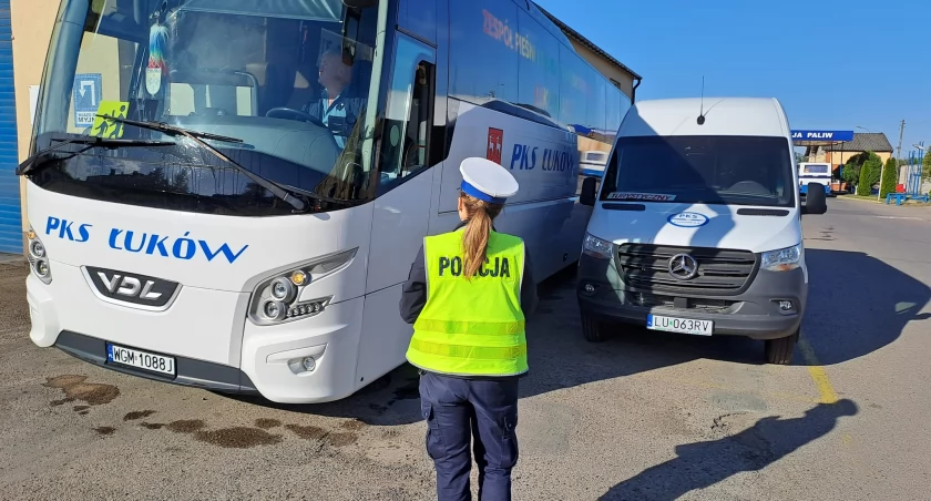 Policja w Łukowie przypomina: Zgłoszenie kontroli stanu technicznego autobusu przed wyjazdem 