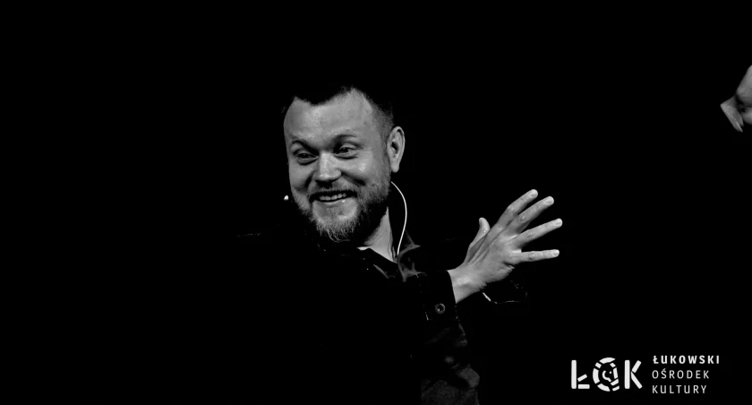 Stand-up w Łukowskim Ośrodku Kultury: Michał Kutek rozbawił publiczność swoim programem Bilans Żenady Własnej