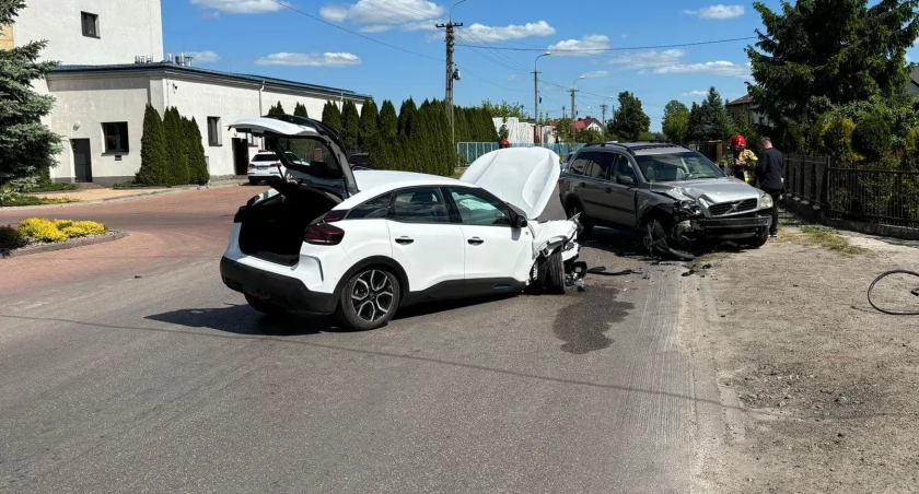 Wypadek na ul. Wójtostwo. Ranna pasażerka volvo  (FOTO)