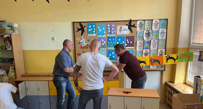 Wzór do naśladowania: Rodzice uczniów Zespołu Szkolno-Przedszkolnego w Łukowie montują meble do sali lekcyjnej 