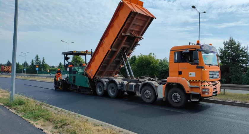 Na obwodnicy Łukowa wylewają asfalt. Zobacz zdjęcia!