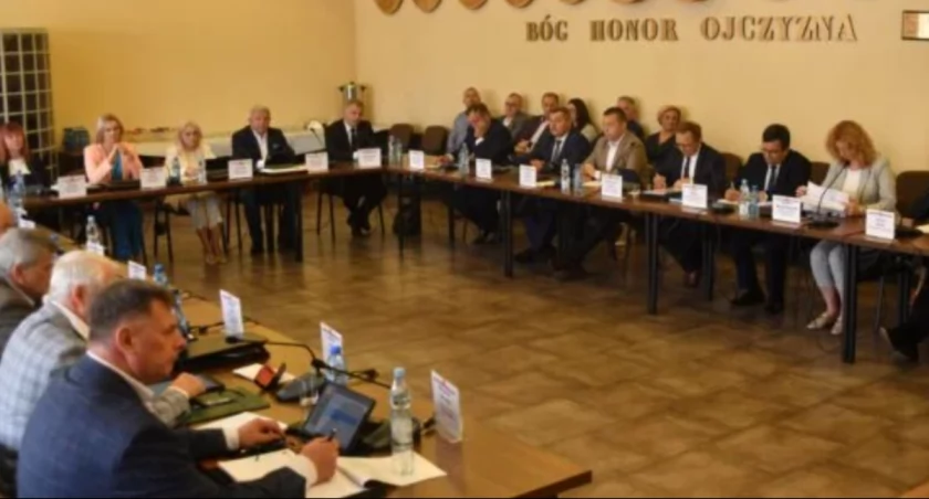 Rada Powiatu Łukowskiego zatwierdza podwyżki diet radnych o 10%.
