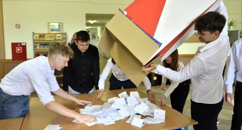 Uczniowie ZS3 w Łukowie angażują się w ogólnopolski program Młodzi Głosują (FOTO)