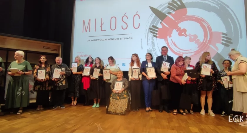 Młody recytator ŁOK i jego instruktor nagrodzeni na Wojewódzkim Konkursie Literackim