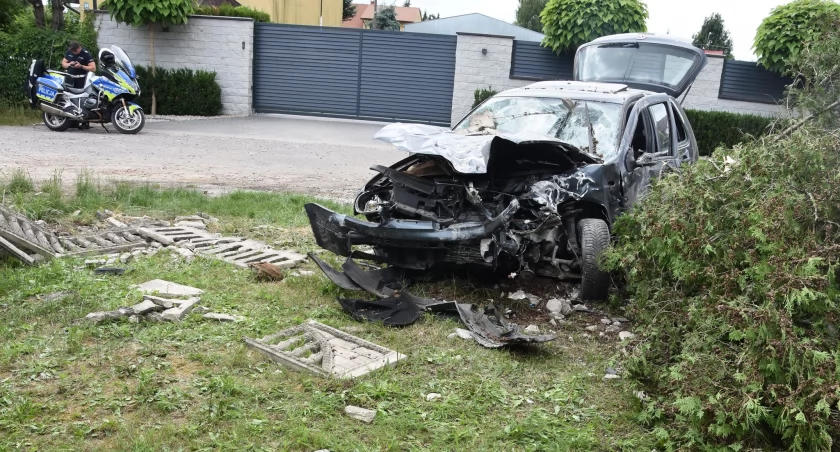 Wypadek na ulicy Bartniej: 19-latek bez prawa jazdy uderzył w ogrodzenie 