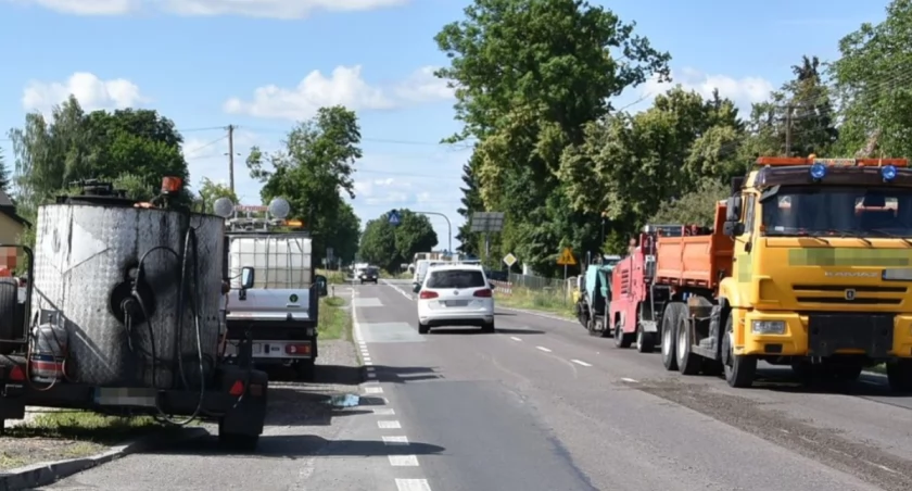 Tragiczny wypadek w Turowie na DK-19: Kierowca Mercedesa potrącił pracownika drogowego