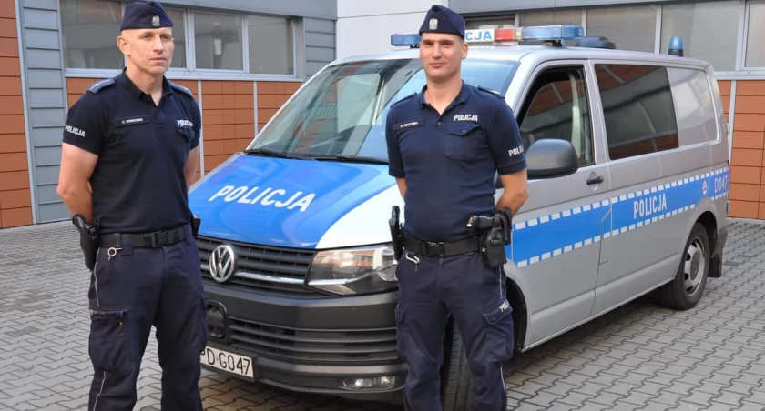 Policjanci  ratują mężczyznę z płonącego domu. Bohaterowie w mundurach! 