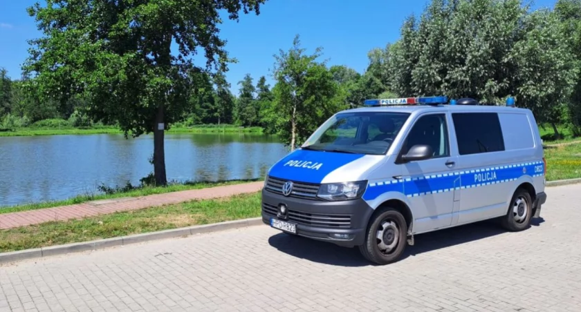 Brutalny atak nad stawem 